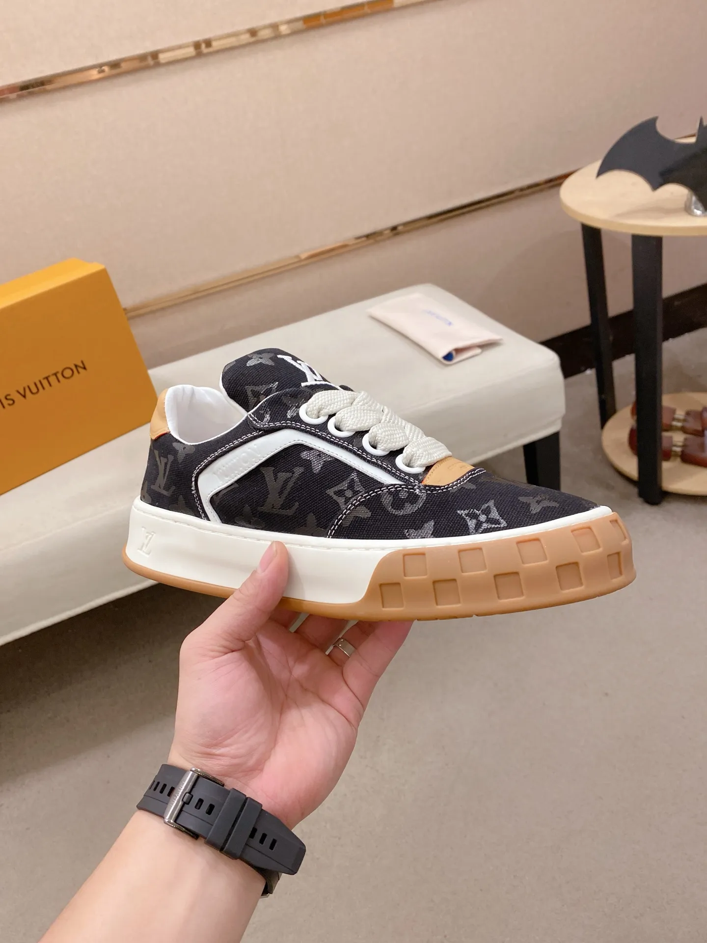 Factory price: 480💰 LV 🫏The colorful interpretation of BUTTERSOFT sneakers combines sheepskin, The colorful interpretation of LV BUTTERSOFT sneakers combines sheepskin and calfskin for a super soft feel. Designed by Pharrell Williams, this '60s-inspired shoe features a padded upper that's been crafted by Louis Vuitton craftsmen to further enhance the comfort of the leather. In addition to the LV initials, it features multiple signatures, including natural leather trim and an embossed pattern of Pharrell Williams and lobster on the side, referencing the Fall/Winter 2025 men’s show. A must-have artifact for fashionistas✅ Code number 38-44